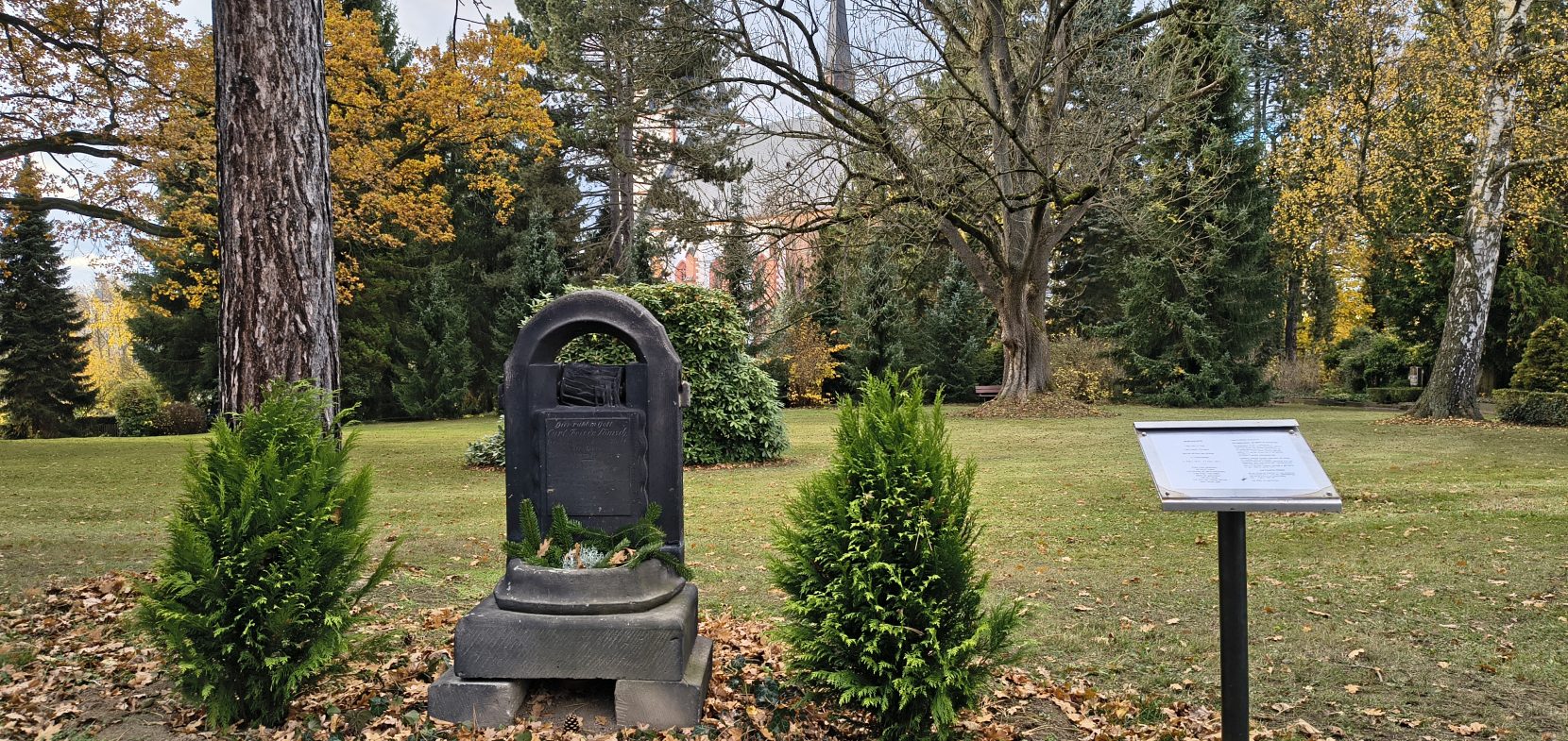 Grabstelle Carl Friedrich Pönisch – der letzte Müller der Mühle Dreiwerden
